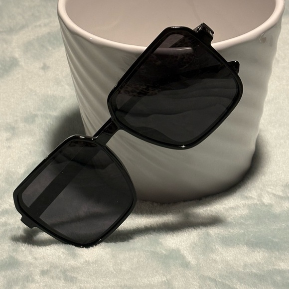 Accessories - Stylish Black Square Sunglasses